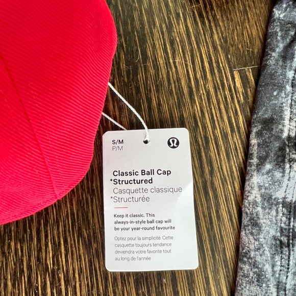 Lululemon Paris, cap and tie-dye shirt bundle - Picture 3 of 5